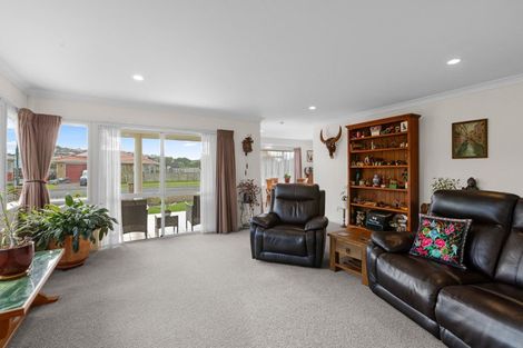Photo of property in 2 Mcgowan Place, Orewa, 0931