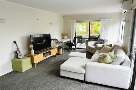 Photo of property in 1/22 Roseberry Avenue, Birkenhead, Auckland, 0626