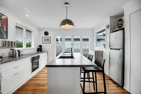 Photo of property in 215 Mangorei Road, Merrilands, New Plymouth, 4312