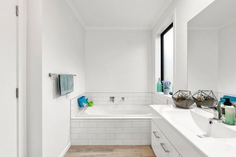 Photo of property in 28 Foley Grove, Pyes Pa, Tauranga, 3110