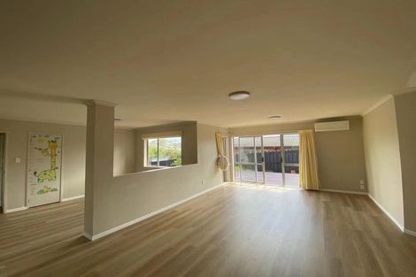 Photo of property in 14 Springtide Place, Red Beach, 0932