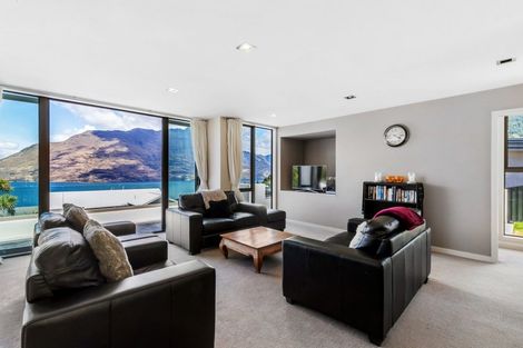 Photo of property in 72 Wynyard Crescent, Fernhill, Queenstown, 9300
