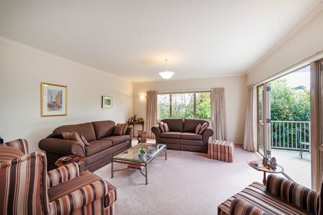 Photo of property in 2 Kea Place, Fitzherbert, Palmerston North, 4410