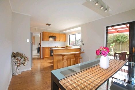 Photo of property in 18 Pinewood Grove, Botany Downs, Auckland, 2010