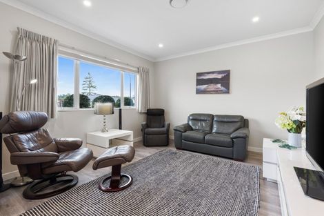 Photo of property in 16 Walter Ruddock Avenue, Kumeu, 0810