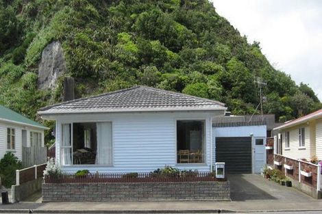 Photo of property in 81 Breaker Bay Road, Breaker Bay, Wellington, 6022