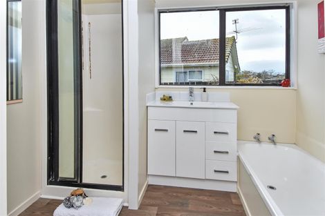 Photo of property in 7 Bill Phillip Place, Clendon Park, Auckland, 2103