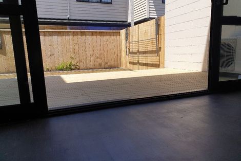 Photo of property in 21 Millcroft Lane, Ranui, Auckland, 0612