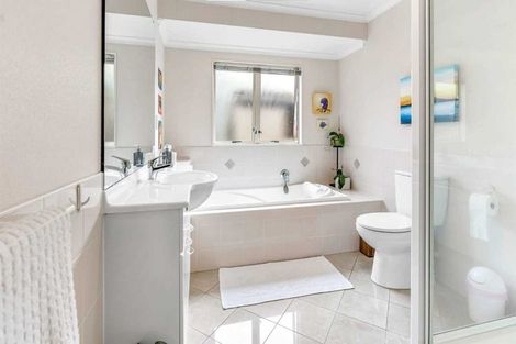 Photo of property in 8 Landvale Court, Browns Bay, Auckland, 0630