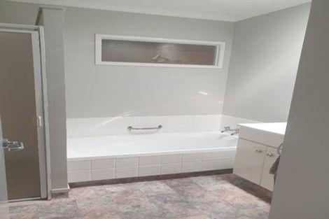 Photo of property in 3 Riversdale Drive, Merrilands, New Plymouth, 4312