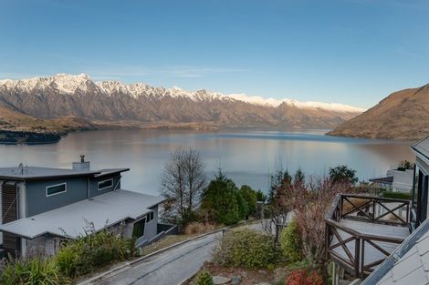 Photo of property in 10 Lordens Place, Fernhill, Queenstown, 9300