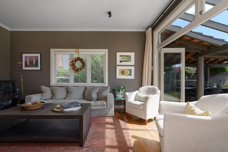 Photo of property in 247 Devonport Road, Tauranga, 3110