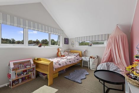 Photo of property in 15 Whirinaki Crescent, Heretaunga, Upper Hutt, 5018