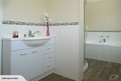 Photo of property in 4 South Street, Tawa, Wellington, 5028