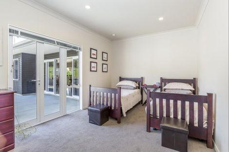 Photo of property in 87 Whangaparaoa Road, Red Beach, 0932