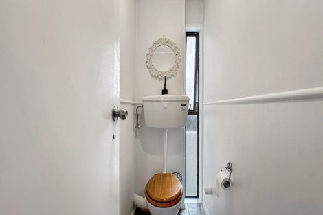 Photo of property in 2/5 Manaia Place, Mairangi Bay, Auckland, 0630