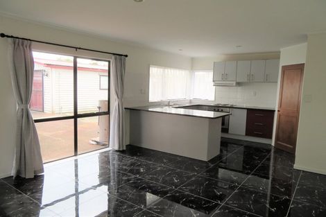 Photo of property in 42 Aviemore Drive, Highland Park, Auckland, 2010