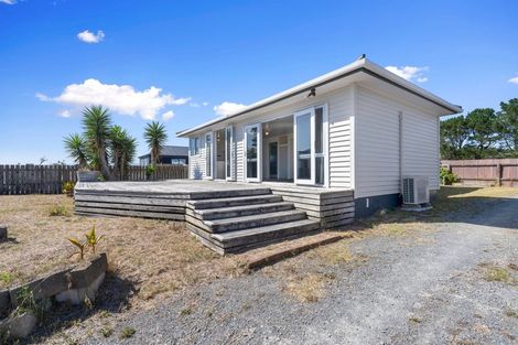 Photo of property in 4 Alan Lindsay Avenue, Waitarere Beach, Levin, 5510