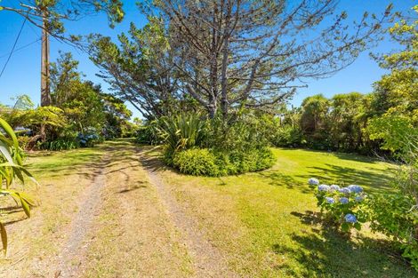 Photo of property in 11 Te Ahuahu Road, Piha, New Lynn, 0772