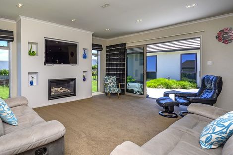Photo of property in 5b Tupuhi Place, Highlands Park, New Plymouth, 4312