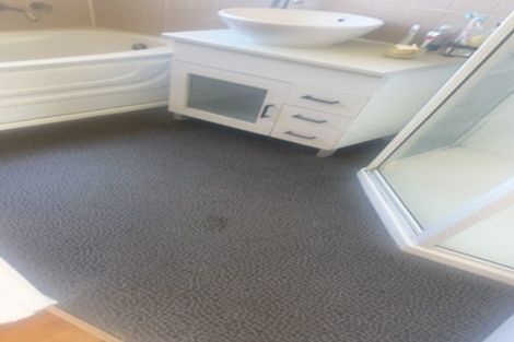 Photo of property in 22 Jenanne Place, Totara Vale, Auckland, 0629