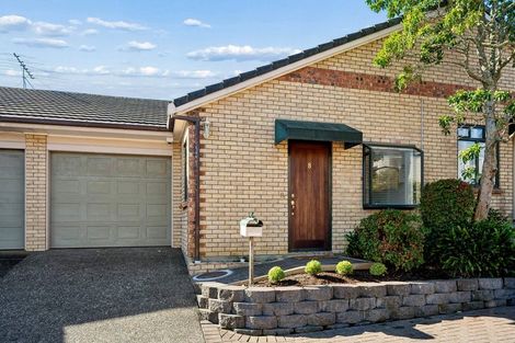 Photo of property in 8/9-13 Fields Parade, Oteha, Auckland, 0632