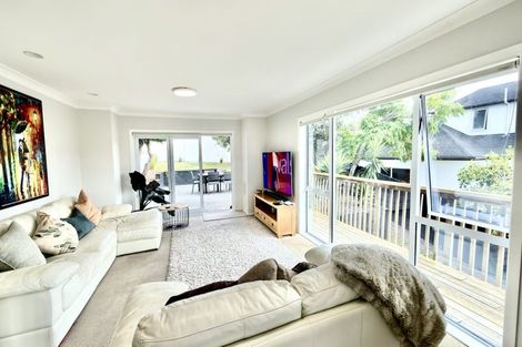 Photo of property in 42 Ravenstone Place, Chatswood, Auckland, 0626