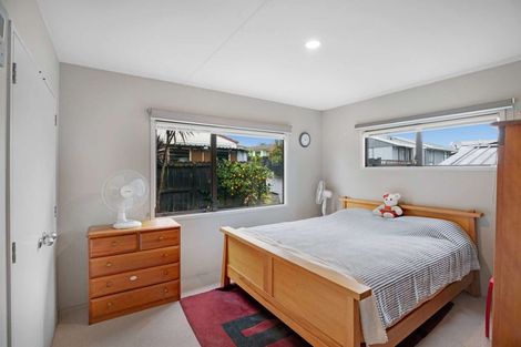 Photo of property in 2/10 Kirklow Place, Goodwood Heights, Auckland, 2105