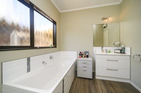 Photo of property in 24 Heathcote Place, Fitzherbert, Palmerston North, 4410