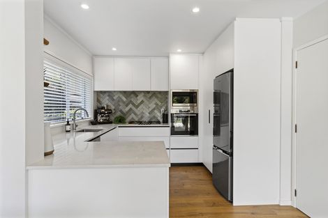 Photo of property in 2/16 Castleton Drive, Howick, Auckland, 2014