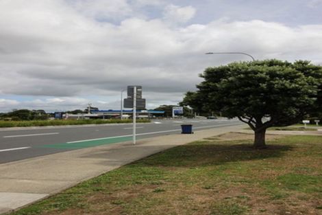 Photo of property in 2/587 Glenfield Road, Totara Vale, Auckland, 0629