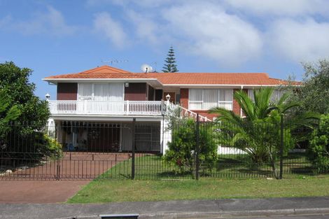 Photo of property in 7 Tanoa Place, Glendene, Auckland, 0602