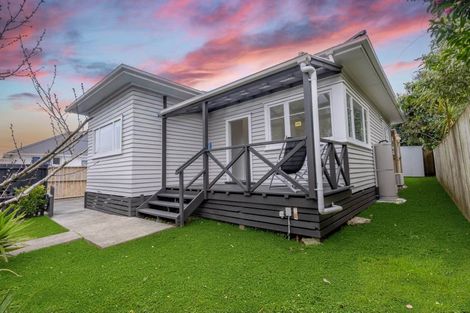 Photo of property in 2 Riverpark Crescent, Henderson, Auckland, 0610