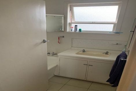 Photo of property in 3a Deuxberry Avenue, Northcote, Auckland, 0627