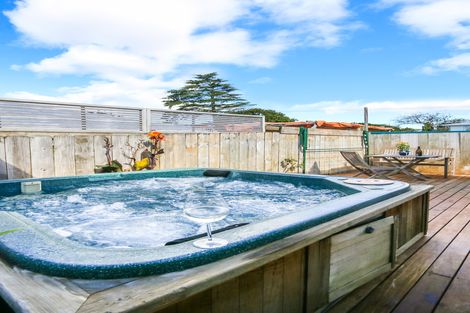 Photo of property in 6 Laura Street, Kelston, Auckland, 0602