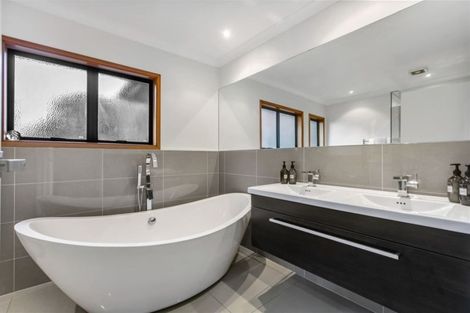 Photo of property in 18 Ravenwood Drive, Forrest Hill, Auckland, 0620