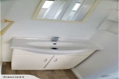 Photo of property in 1/62 Target Road, Totara Vale, Auckland, 0629