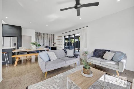 Photo of property in 5 Aheahea Way, Hurworth, New Plymouth, 4310