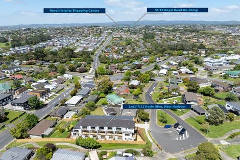 Photo of property in 7/11 Kayle Glen, West Harbour, Auckland, 0618