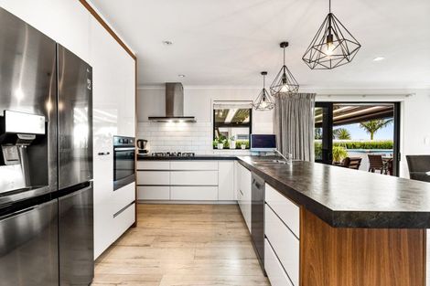 Photo of property in 32 Waitemata Drive, One Tree Point, 0118