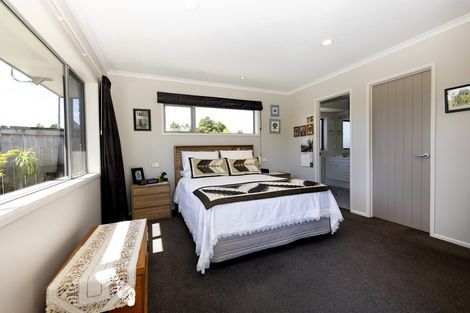 Photo of property in 2 Oakwood Drive, Highlands Park, New Plymouth, 4312