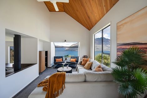 Photo of property in 67 Wynyard Crescent, Fernhill, Queenstown, 9300