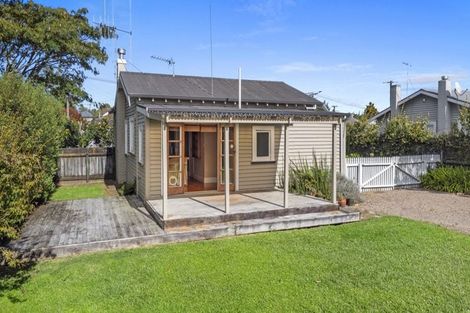 Photo of property in 27 Oxford Street, Fairfield, Hamilton, 3214