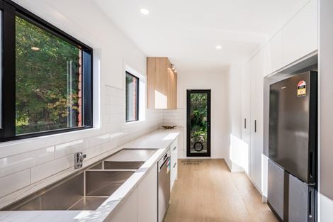 Photo of property in 10 Kakariki Grove, Waikanae, 5036