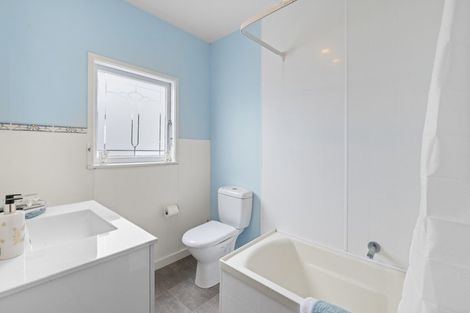 Photo of property in 147 Queen Street, Northcote Point, Auckland, 0627