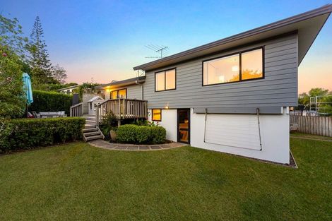 Photo of property in 2/13 Heather Place, Sunnynook, Auckland, 0620
