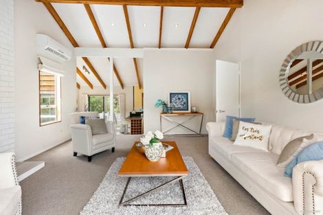 Photo of property in 62 Easton Park Parade, Glenfield, Auckland, 0629