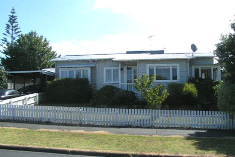 Photo of property in 1/5 Seaview Avenue, Northcote, Auckland, 0627