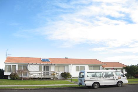 Photo of property in 186 Carnoustie Drive, Wattle Downs, Auckland, 2103