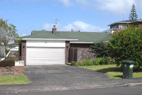 Photo of property in 9 Tanoa Place, Glendene, Auckland, 0602